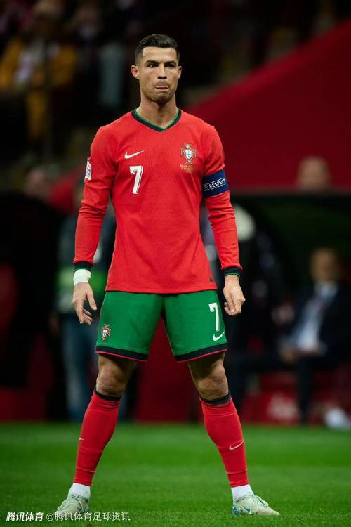 前队友：曾和马拉多纳开车出行，交警把我们拦住只为和他合影（马拉多纳前队友：与他驾车外出曾被交警拦停只为合影）