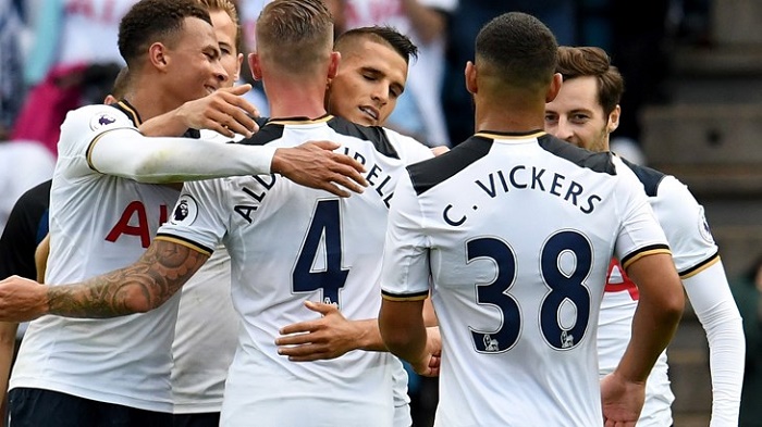 曼联主场4比1大胜狼队，B费梅开二度，姆贝莫、芒特破门，终结对手不胜纪录，升至第六。（曼联主场4-1横扫狼队：B费双响，姆贝莫、芒特建功，终结对手不胜纪录，升至第六位）